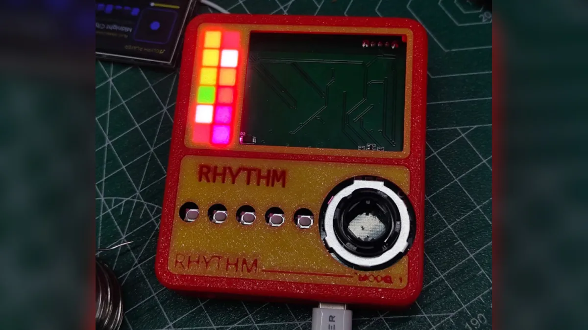 Слот для карты памяти microSD на корпусе плеера RHYTHM