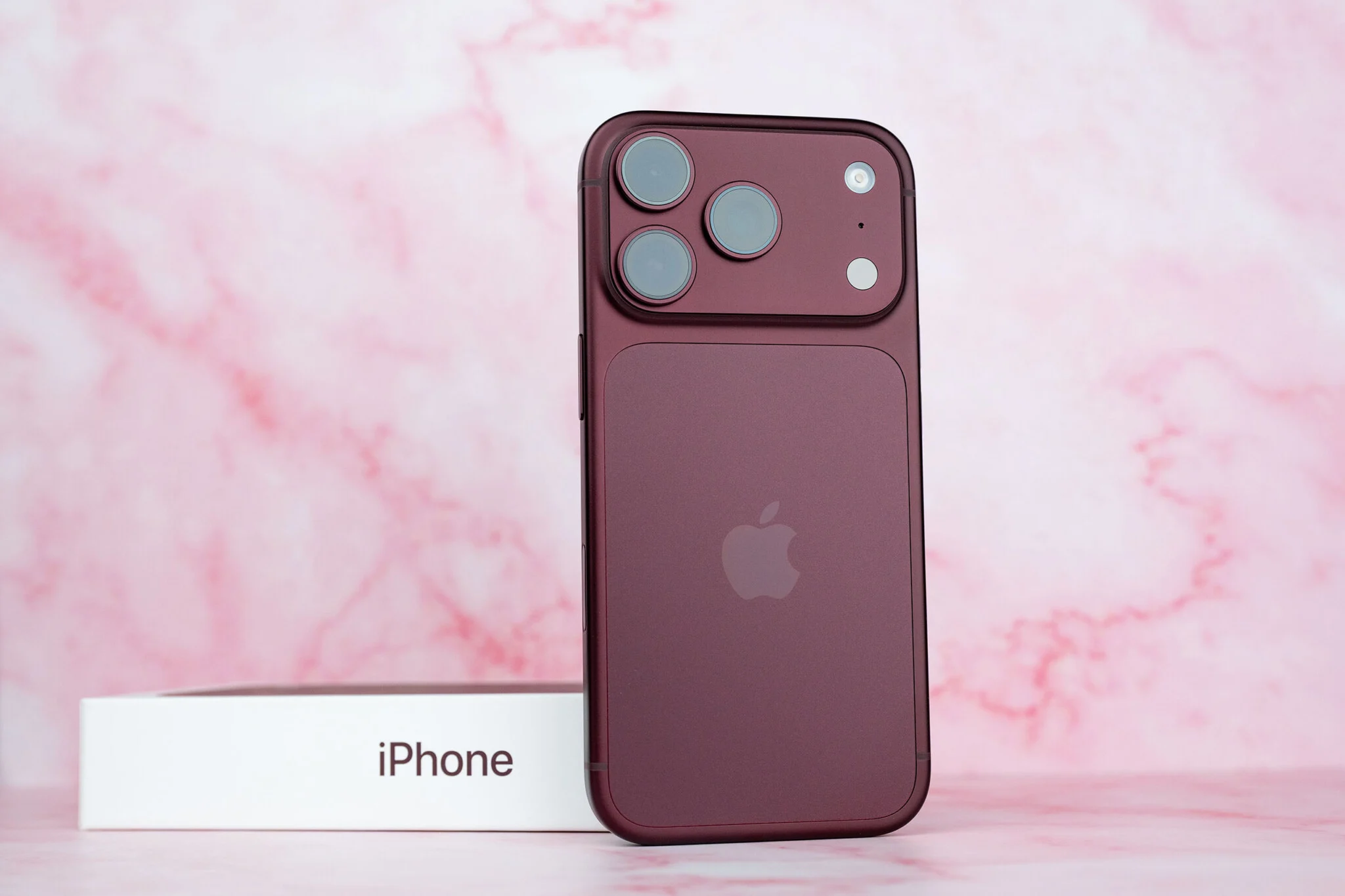 iPhone 18 Pro на столе рядом с аксессуарами