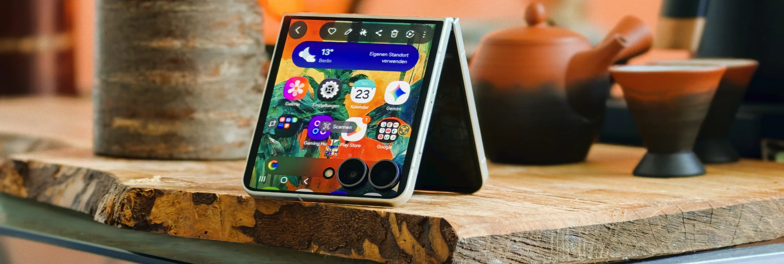 Раскладной смартфон Samsung Galaxy Z Flip8 в разложенном состоянии