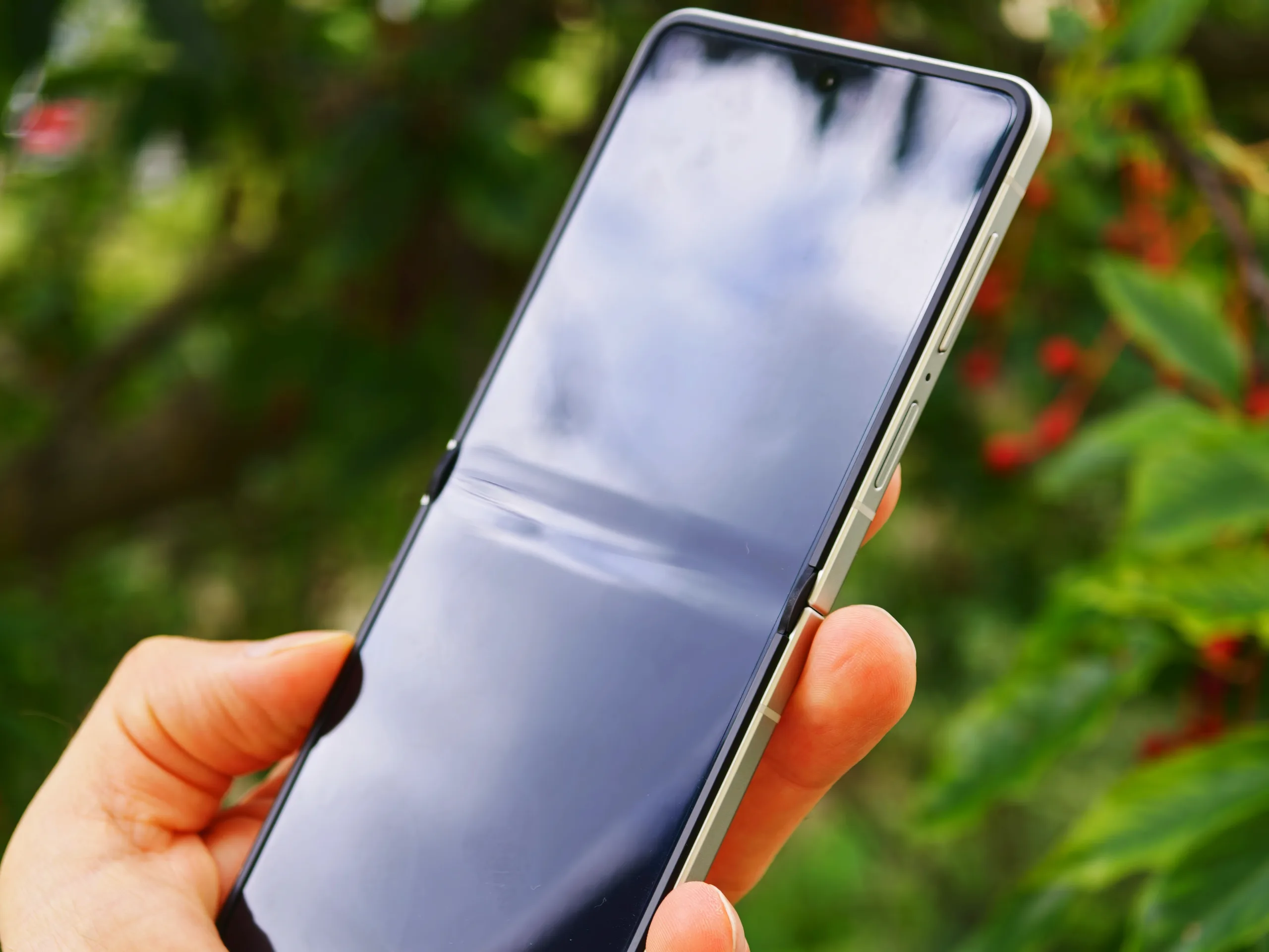 Смартфон Samsung Galaxy Z Flip8 в закрытом виде