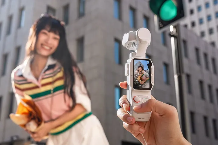 Камера Insta360 Luna Pro в руке