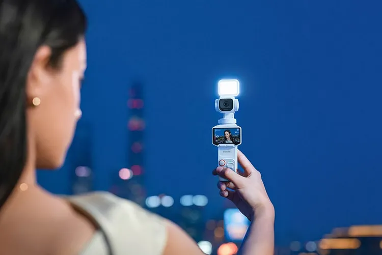 Камера и отсоединённый экран Insta360 Luna Pro отдельно друг от друга