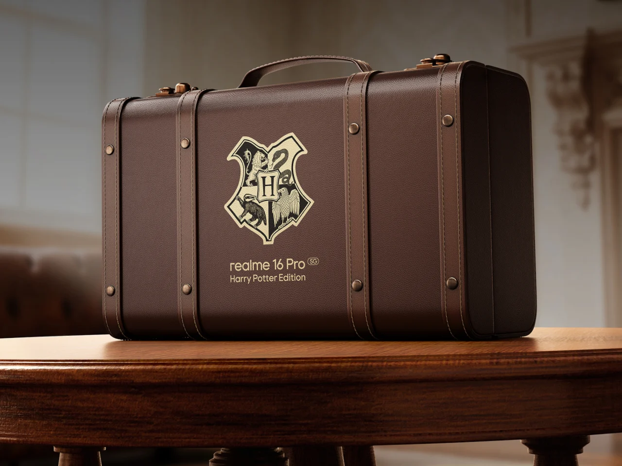 Гербы Хогвартса в центре задней панели realme 16 Pro Harry Potter Edition