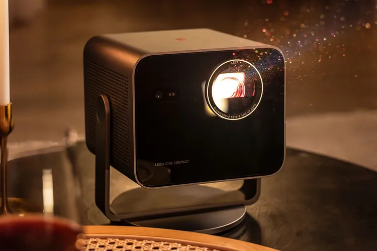 Компактный лазерный проектор Leica Cine Compact 1 на поворотной подставке