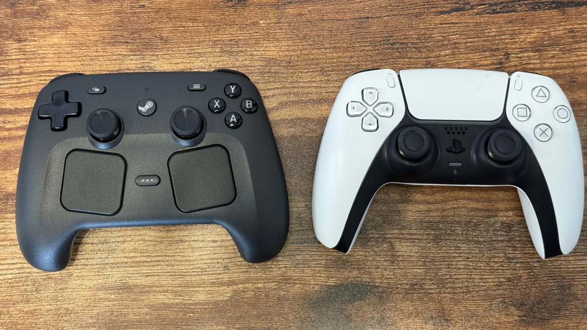 Геймпад Steam Controller 2 на диване рядом с телевизором