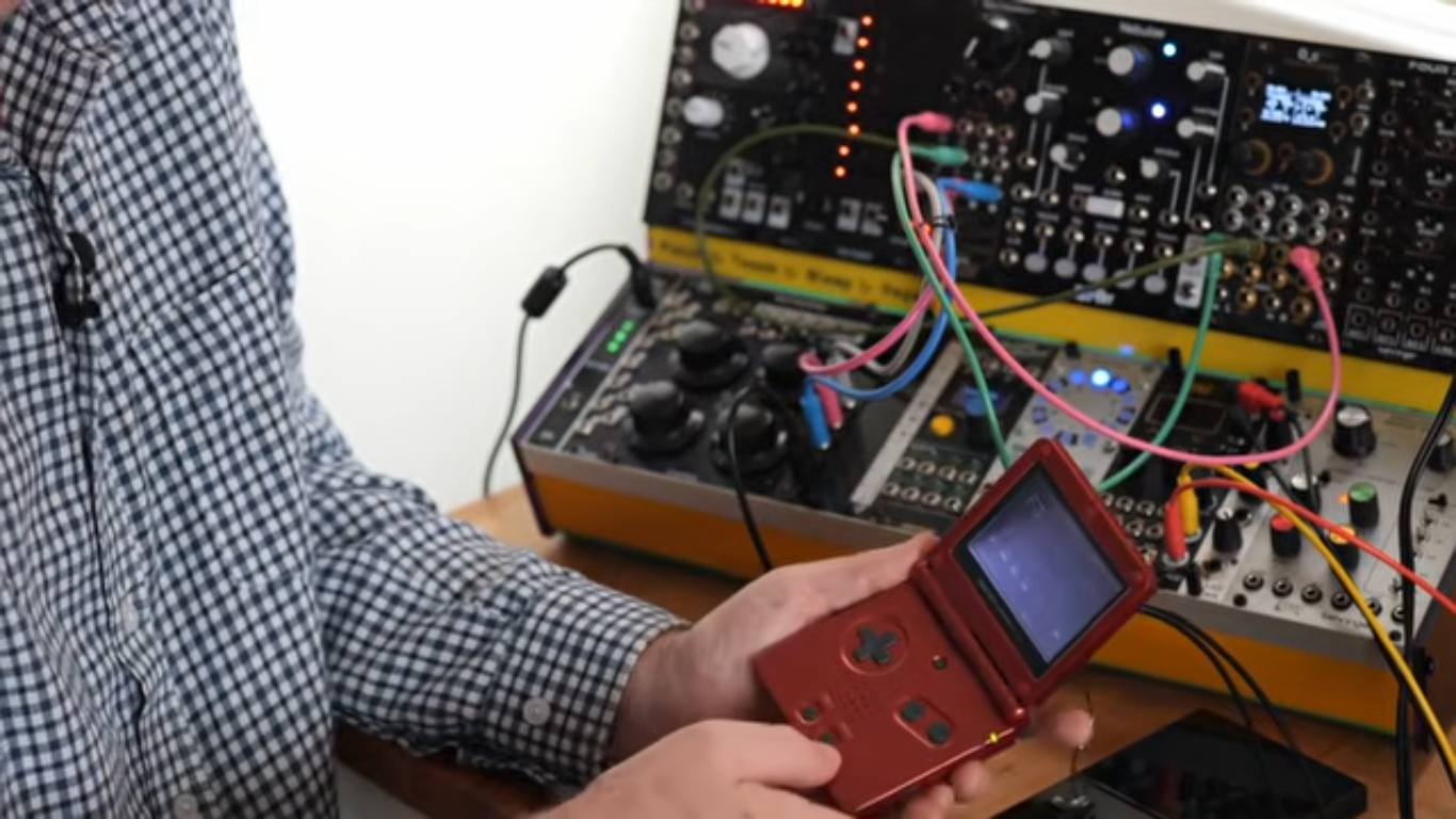 Game Boy Advance, на которой работает музыкальный синтезатор