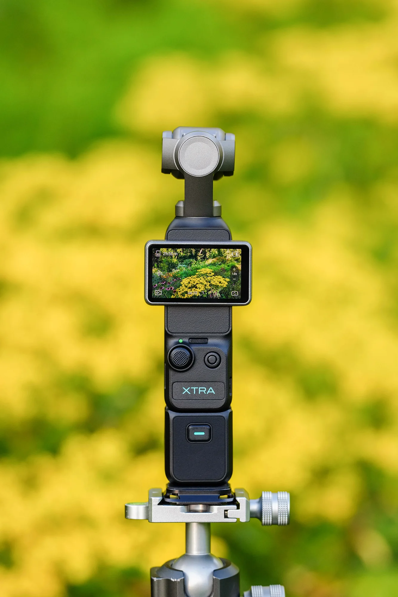 Компактная камера на стабилизаторе снимает процесс съёмки