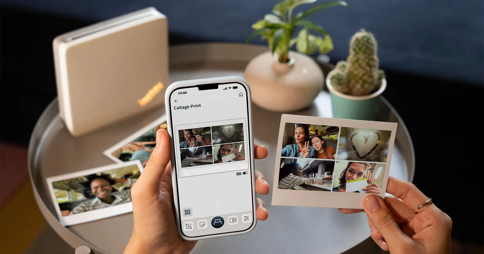 Смартфон с открытым приложением Instax Link Wide и коллажем из четырёх фото, рядом распечатанный коллаж и принтер на столике