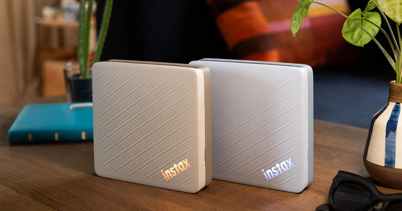 Два принтера Instax Link Wide 2 рядом: бежевый и голубой