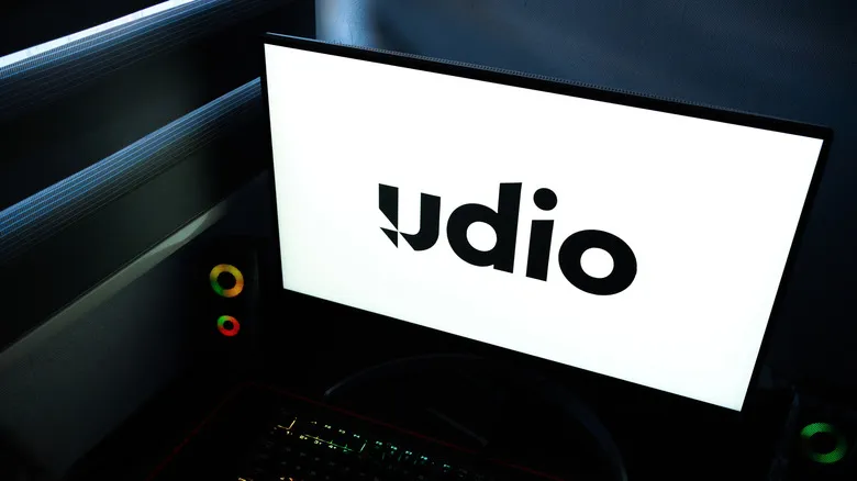 Логотип Sony Music на фасаде здания — иллюстрация к иску против ИИ-сервиса Udio