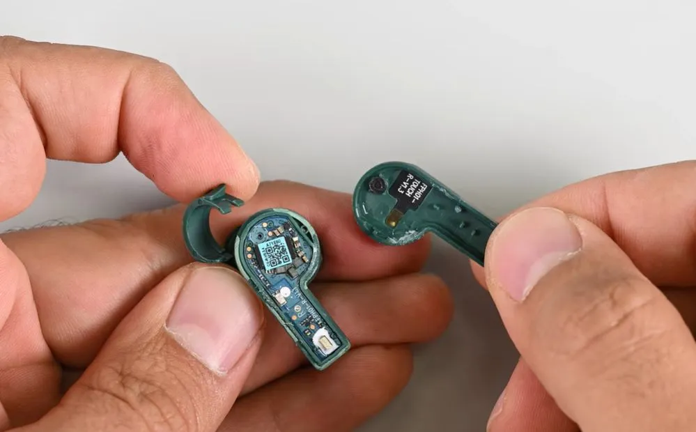Наушник Fairbuds 2 в ходе разборки iFixit