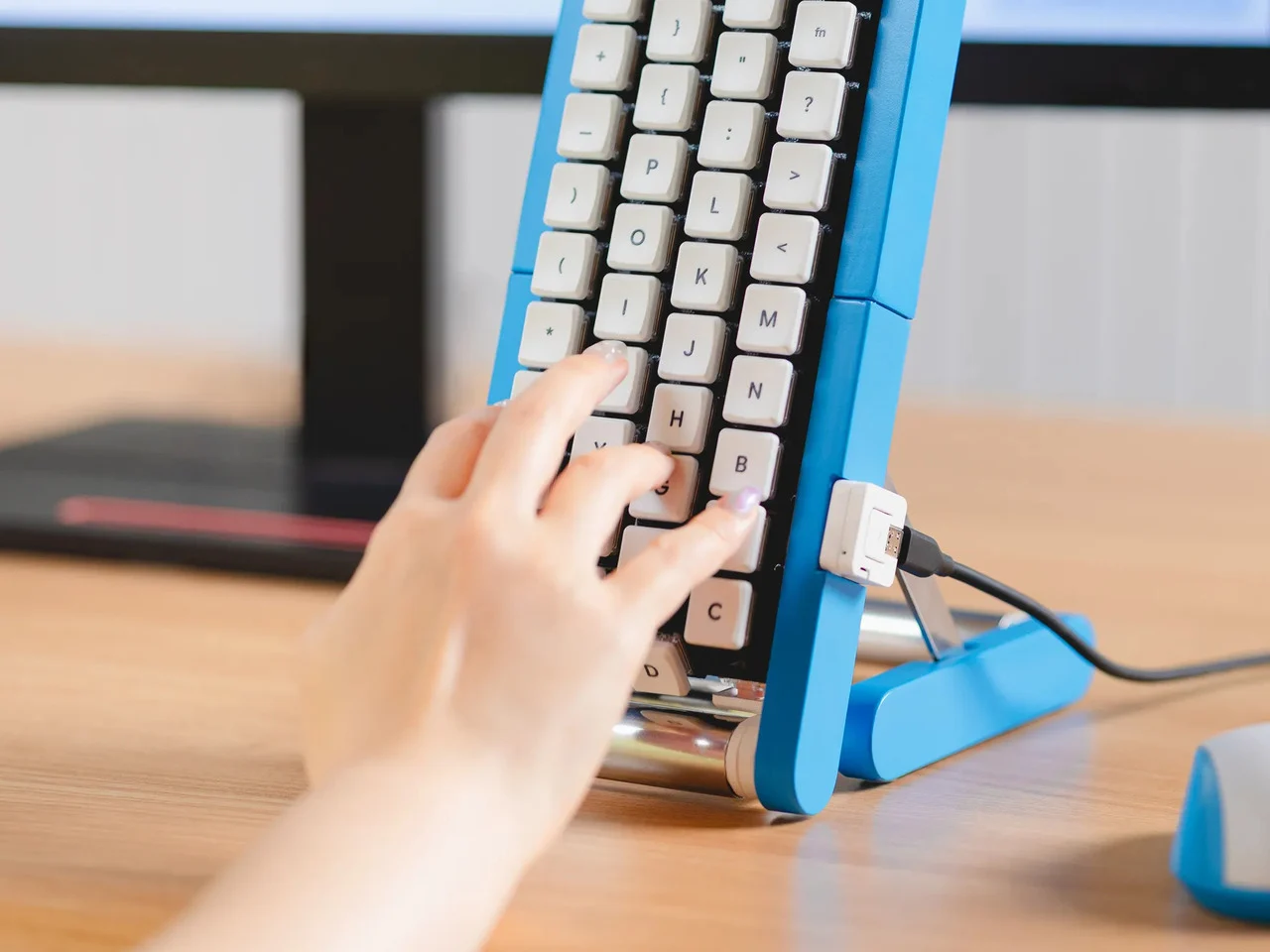 Клавиши Rotating Keyboard закреплены на движущейся ленте вокруг роликов
