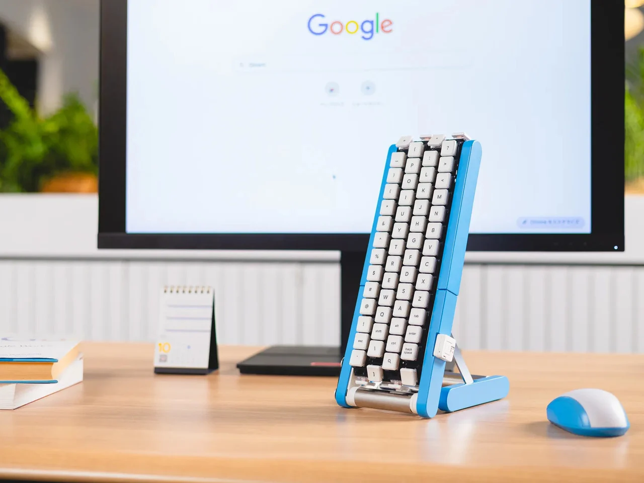 Вертикальная клавиатура Google Rotating Keyboard на столе