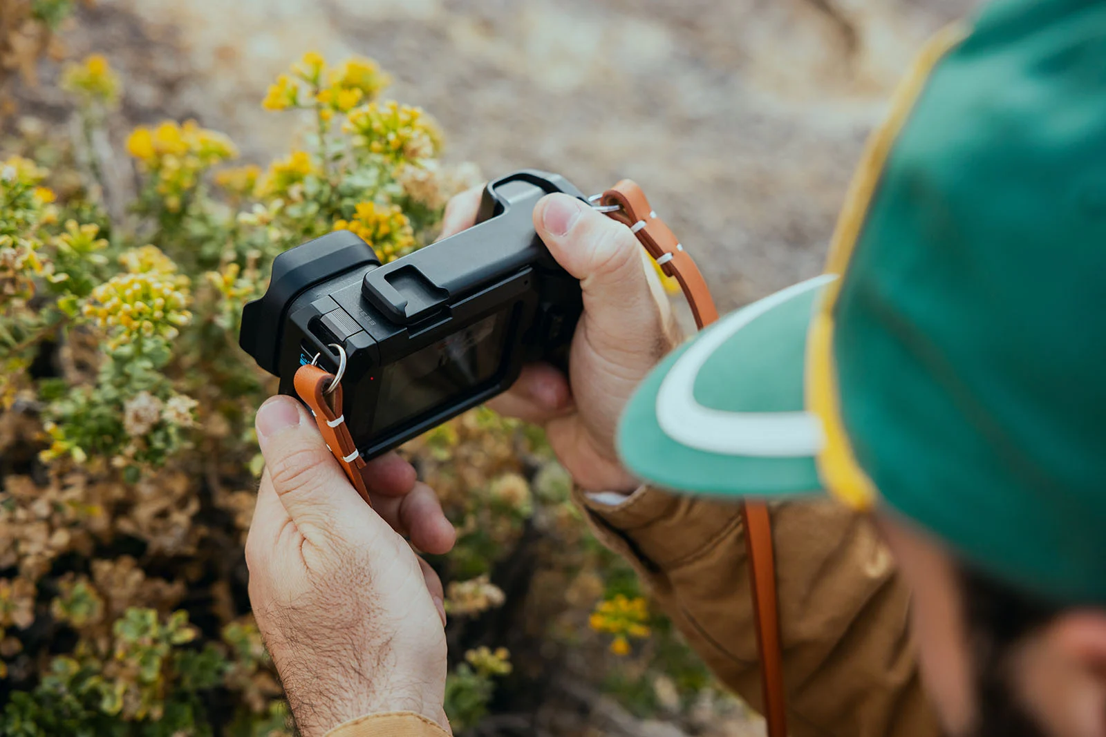 Камера GoPro Mission 1 Pro в руке фотографа