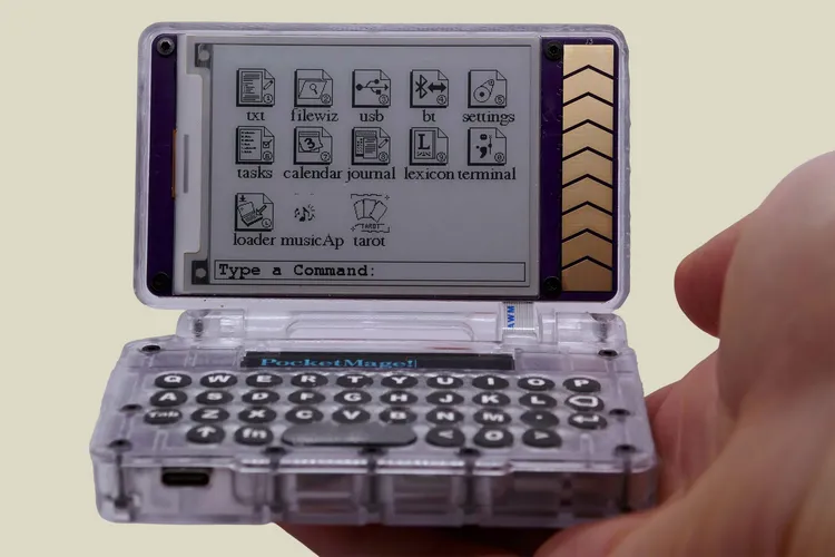 Карманный КПК PocketMage в раскрытом виде с экраном E-Ink и QWERTY-клавиатурой