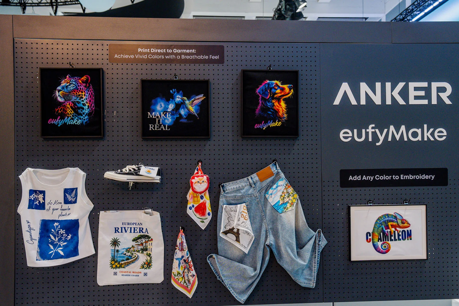 Стена с примерами одежды и аксессуаров, которые может печатать EufyMake Fabric Printer