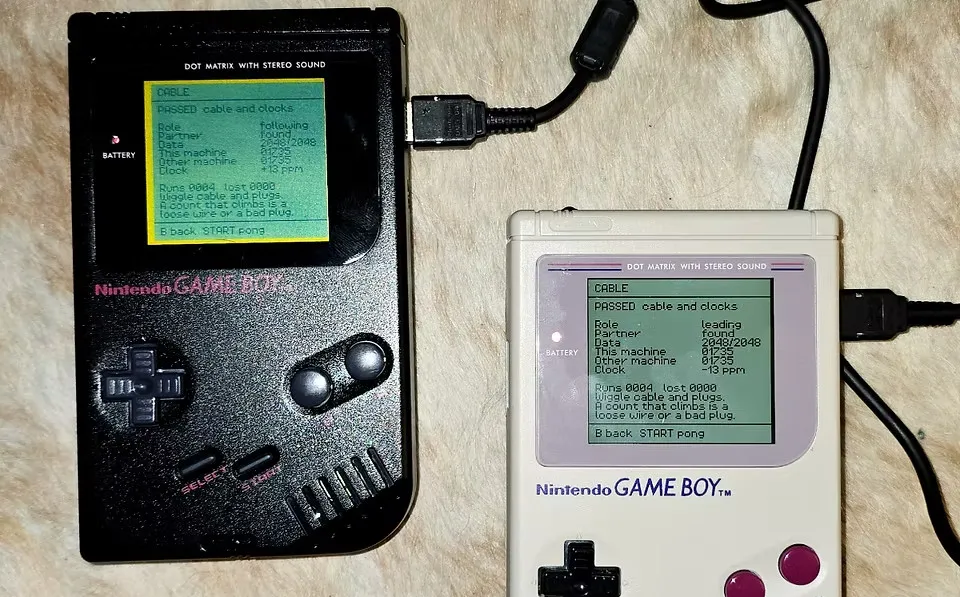 Тестовый картридж GB Test Lab, вставленный в оригинальную консоль Game Boy