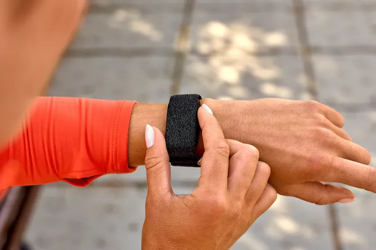 Датчики на внутренней стороне браслета Garmin Cirqa