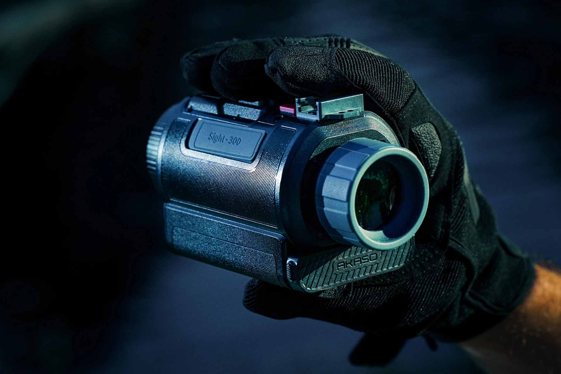 Монокуляр ночного видения Akaso Sight-300 в руке в перчатке