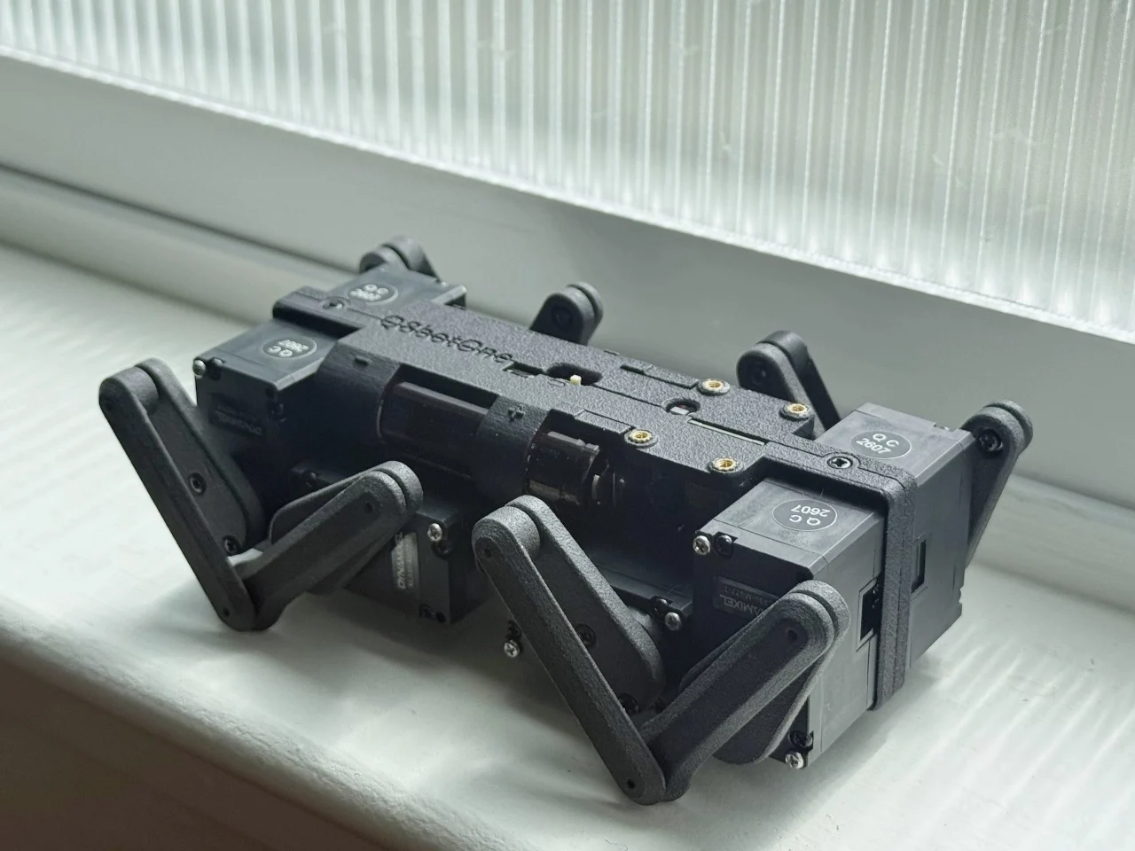 Крупный план центральной печатной платы Q8botOne
