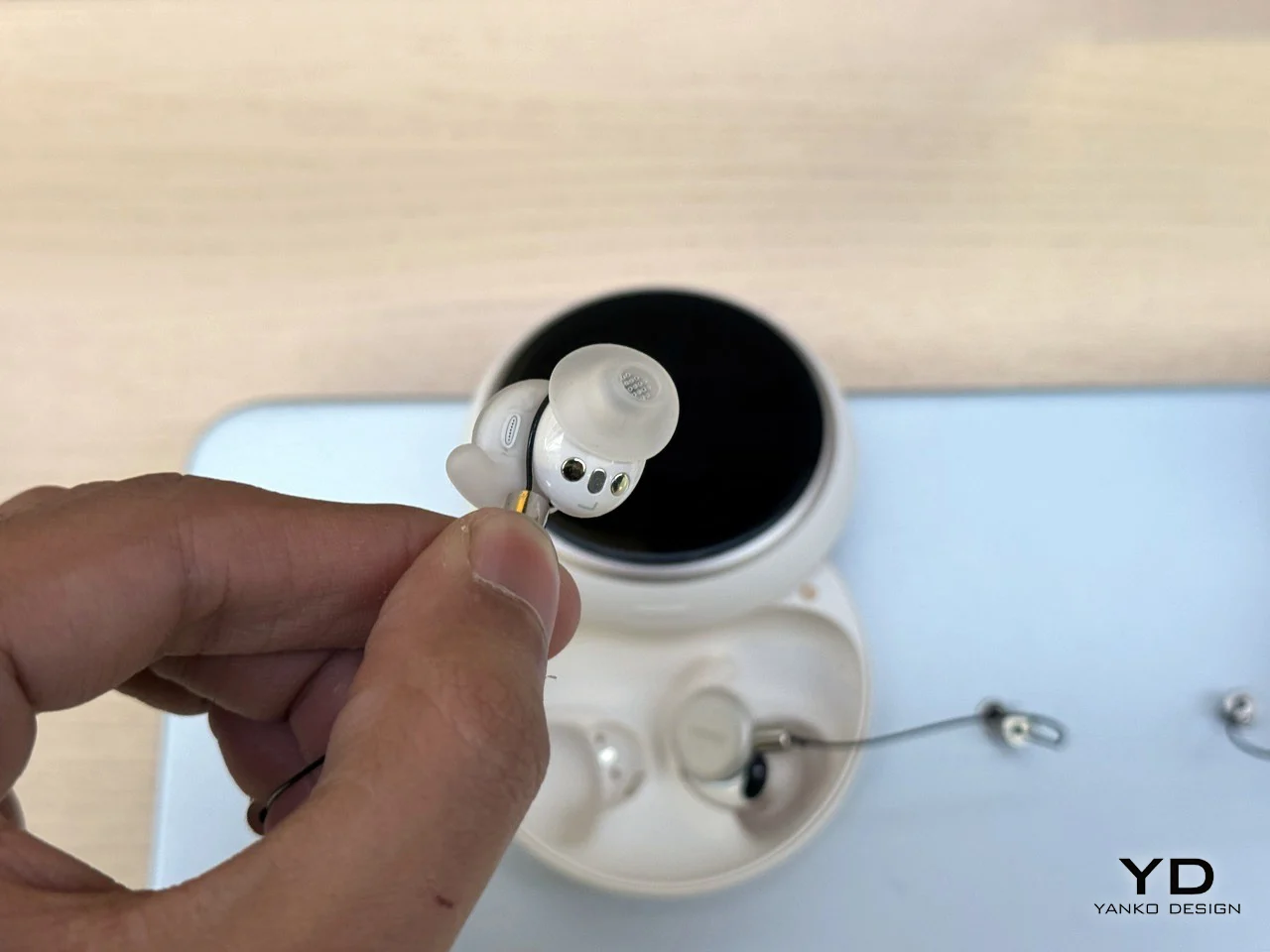 Зарядный кейс Sleep Earbuds 4 Pro с элементами управления на экране