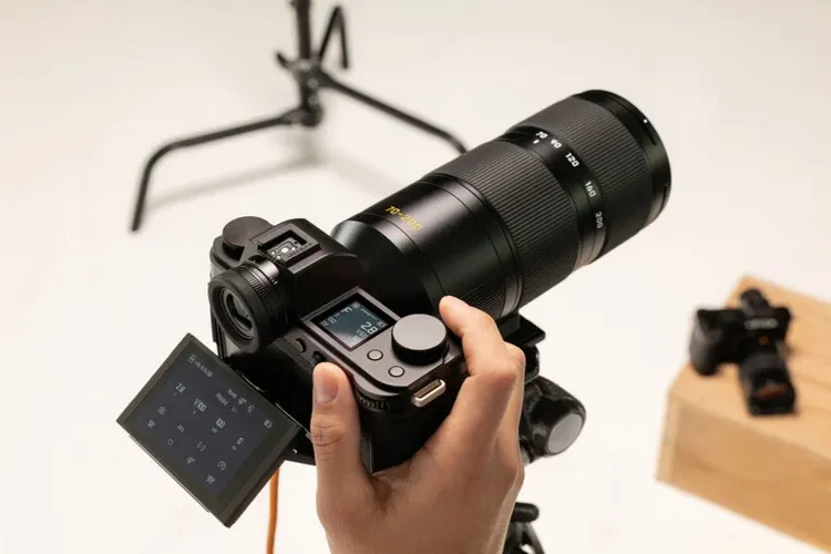 Электронный видоискатель и поворотный экран камеры Leica SL3-P