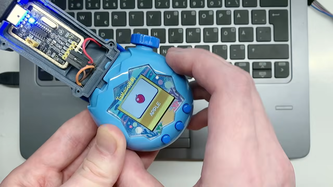 Переходник UART, подключённый к Tamagotchi Paradise