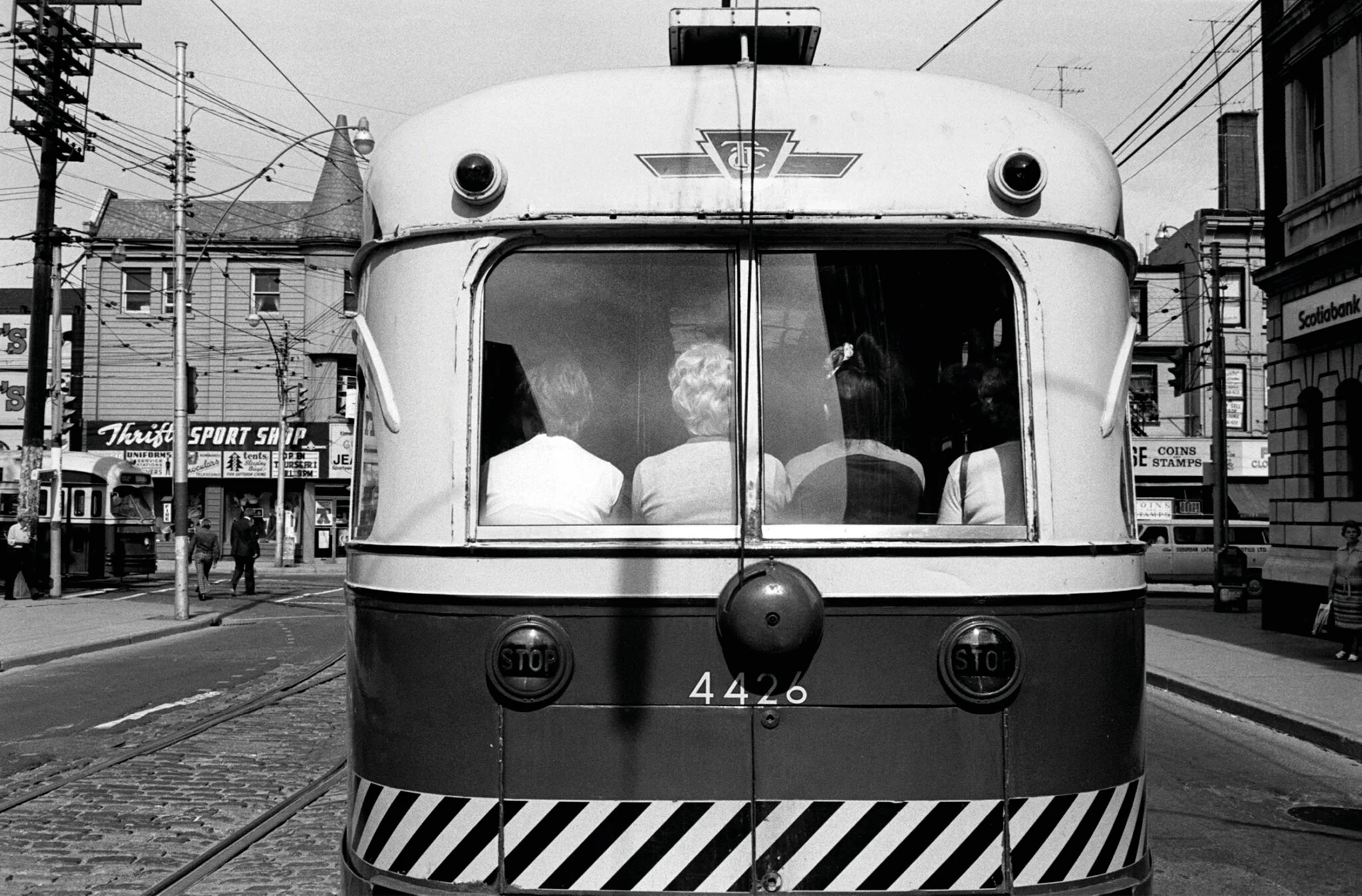 Чёрно-белая уличная фотография Торонто 1970-х годов, финальный кадр подборки
