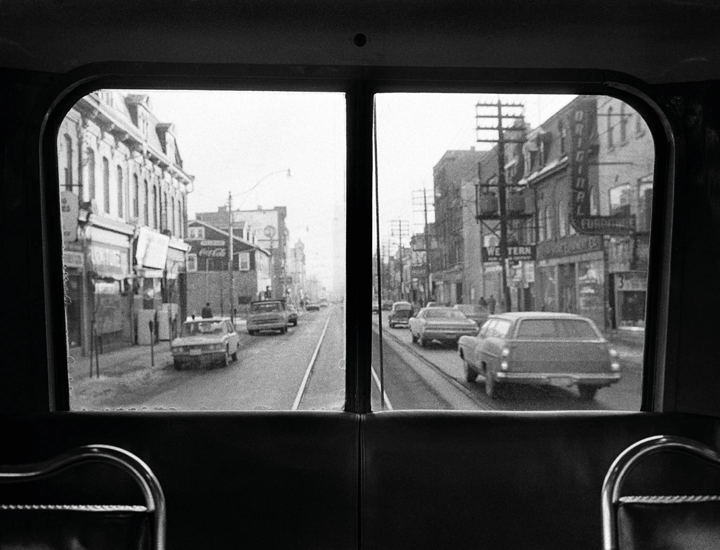 Портрет жителя Торонто 1970-х в городской среде, чёрно-белая фотография