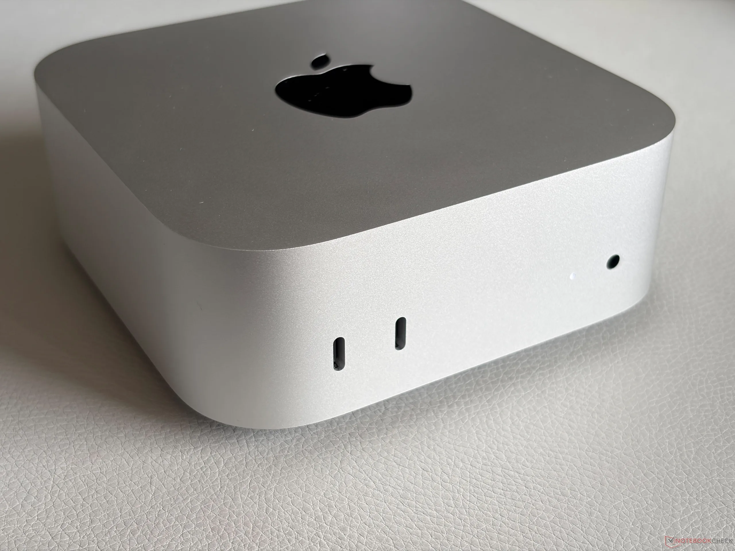 Компактный настольный компьютер Apple Mac mini на чипе M6