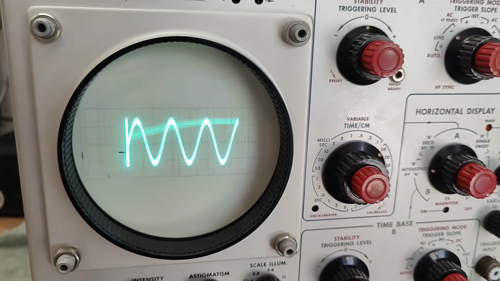 Ламповый осциллограф Tektronix 545A 1960-х годов со снятыми панелями