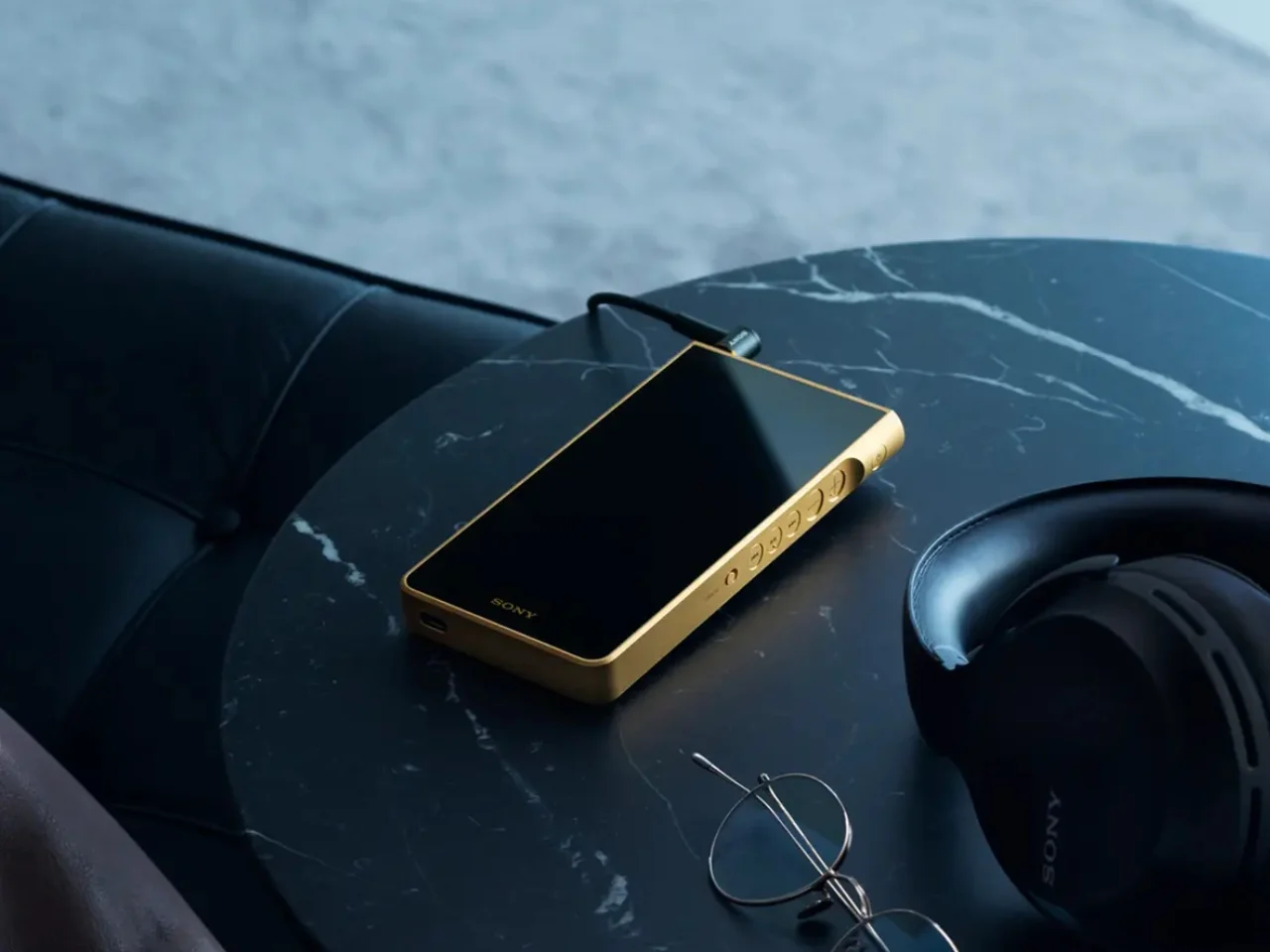 Позолоченный плеер Sony Walkman NW-WM1ZM3 в полный рост