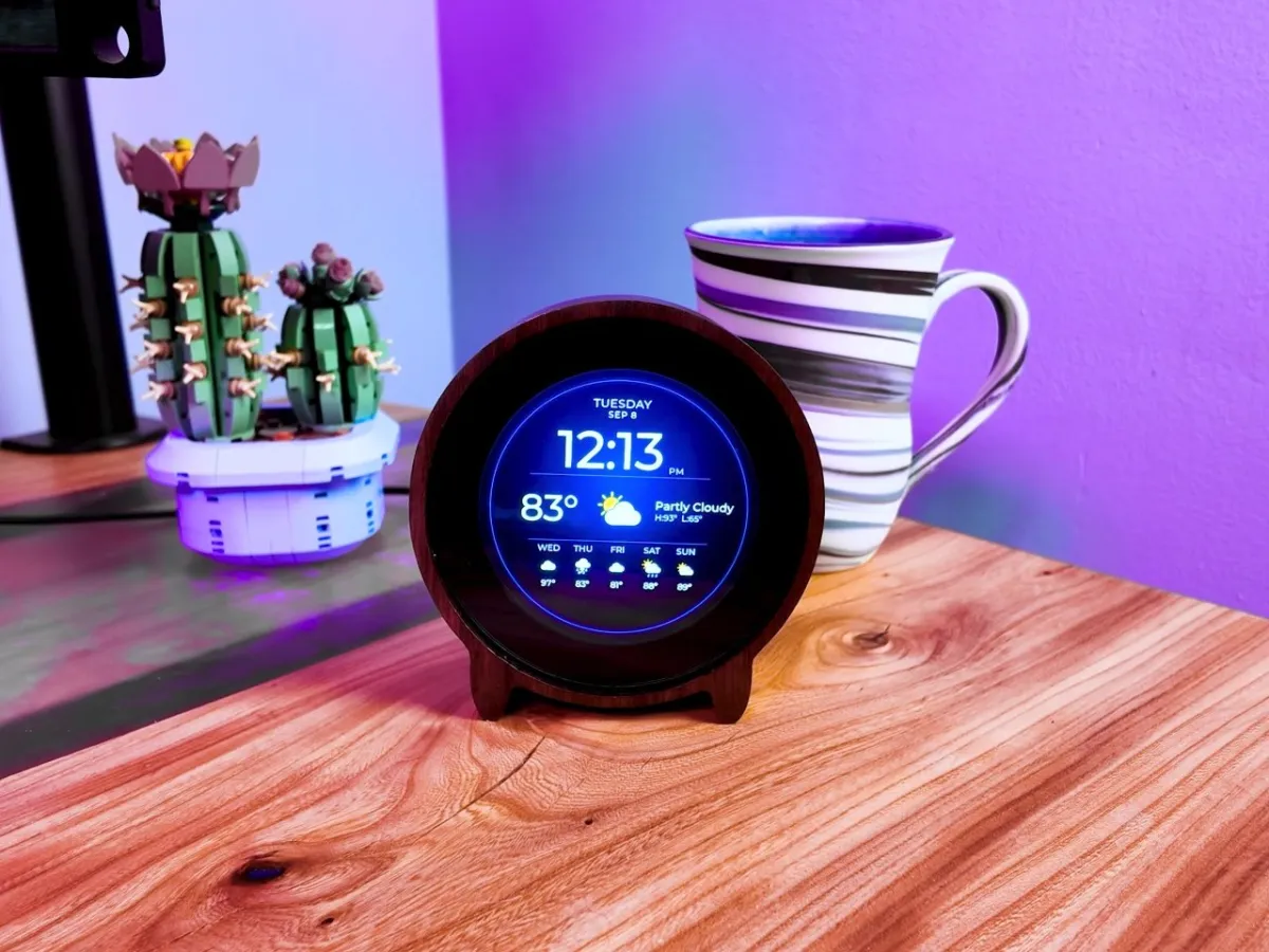 Часы Round Weather Clock на прикроватной тумбочке