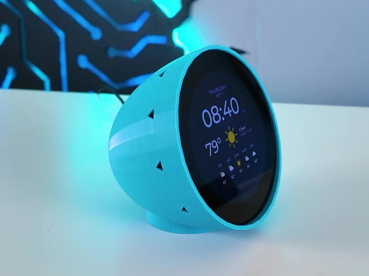 Часы Round Weather Clock рядом с рабочим местом
