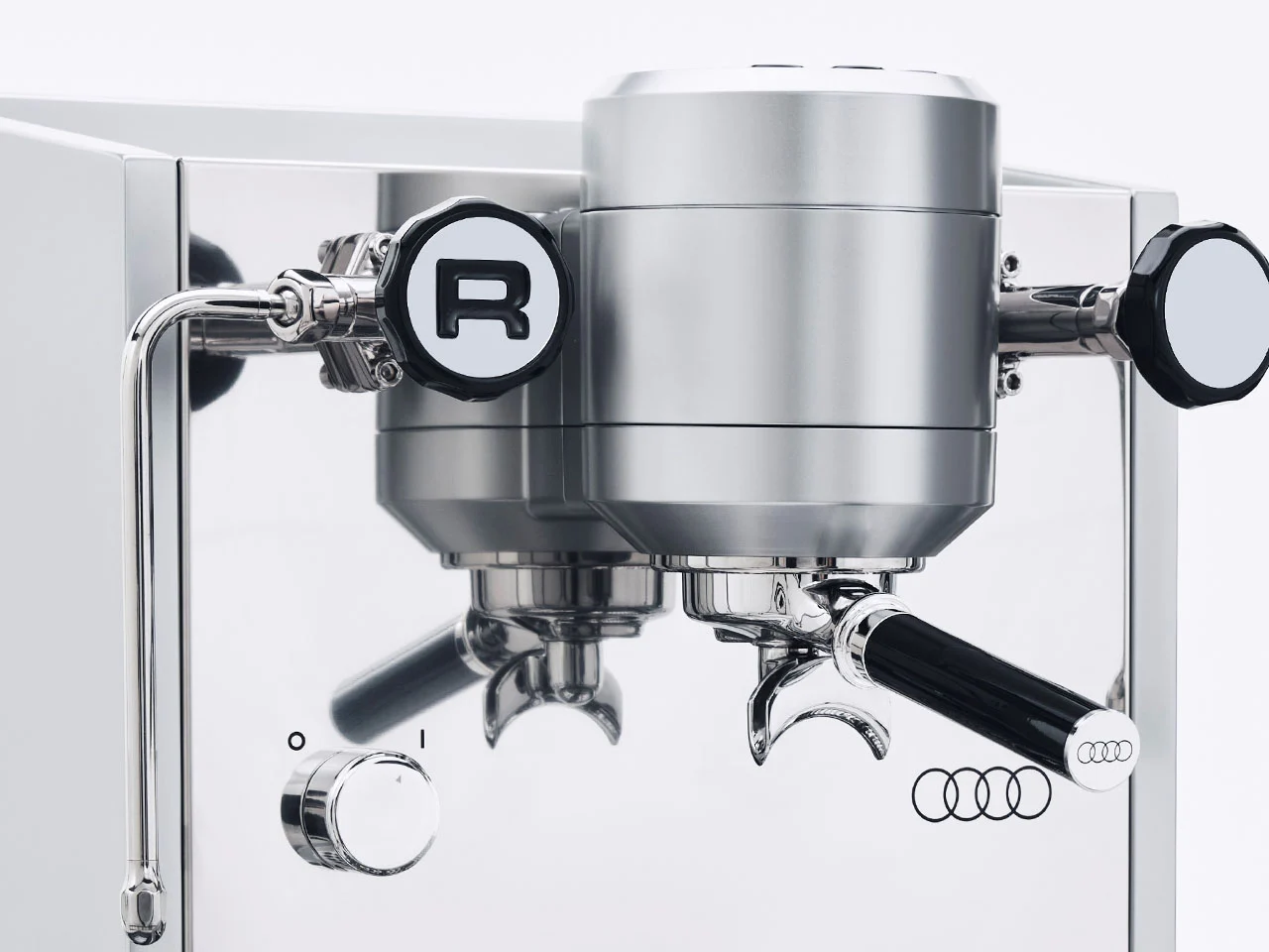 Логотипы Rocket Espresso и Audi на корпусе кофемашины