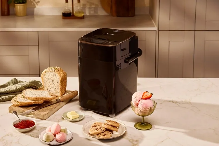 Компактная хлебопечка и мороженица Panasonic на кухонной столешнице