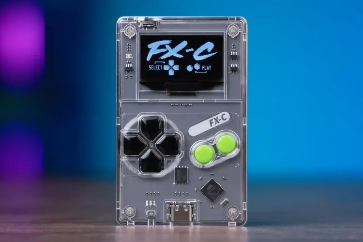 Карманная игровая консоль Arduboy FX-C размером с карту