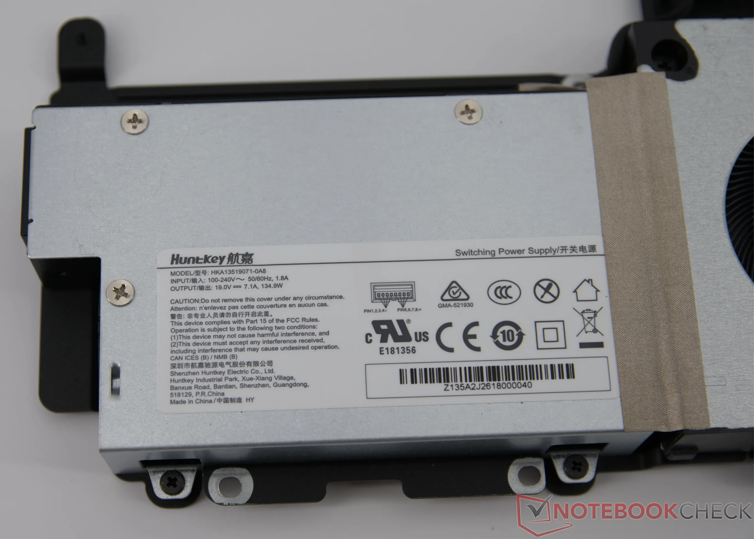 Встроенный блок питания Minisforum M2 Pro на 135 Вт