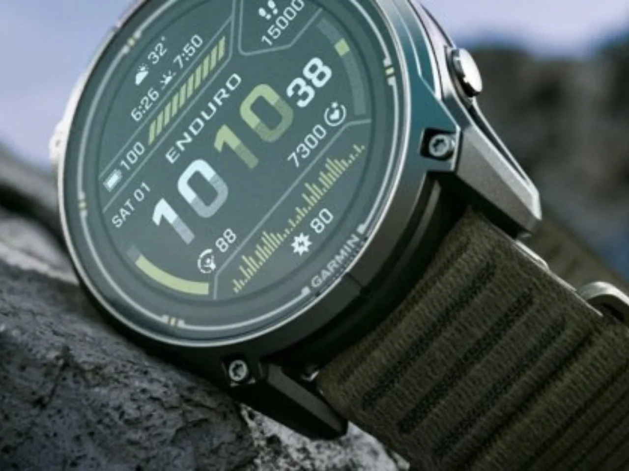 Умные часы Garmin Enduro 4 и Approach S72 рядом