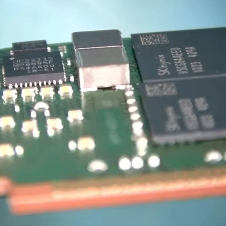 Крупный план микросхем DRAM и обвязки на плате модуля RDIMM DDR5