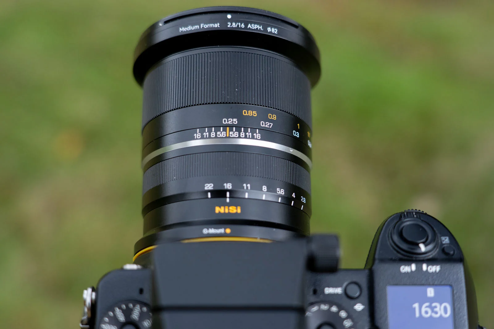 Металлический корпус объектива NiSi 16mm f/2.8 ASPH. крупным планом
