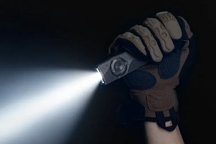 Плоский тактический фонарь Olight ArkTac Ultra