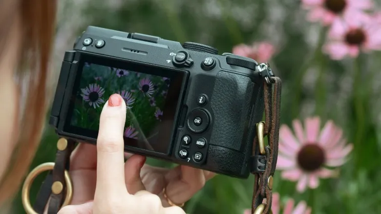 Nikon Z5 IIC с поворотным экраном в серебристо-чёрном исполнении