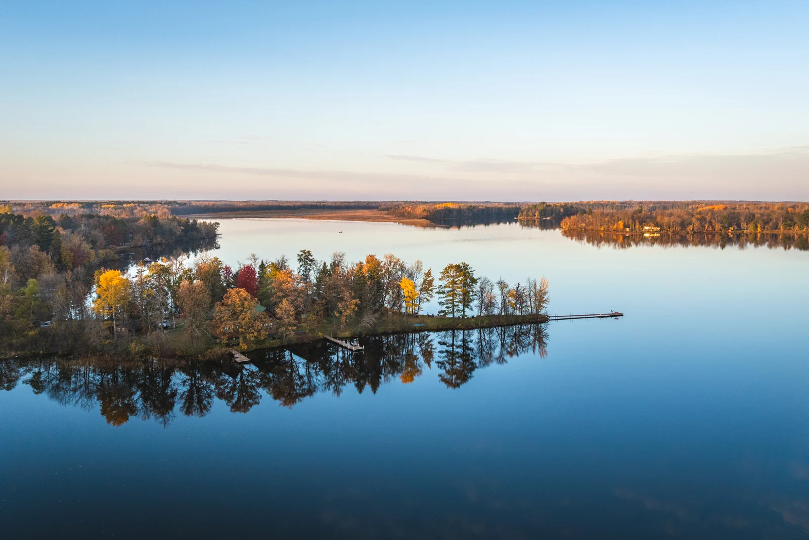 Фотограф запускает дрон на месте съёмки