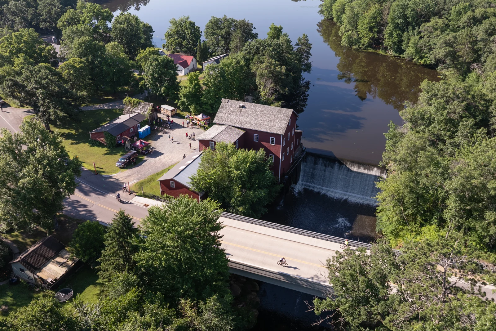 Вид с дрона на местность во время съёмки мероприятия