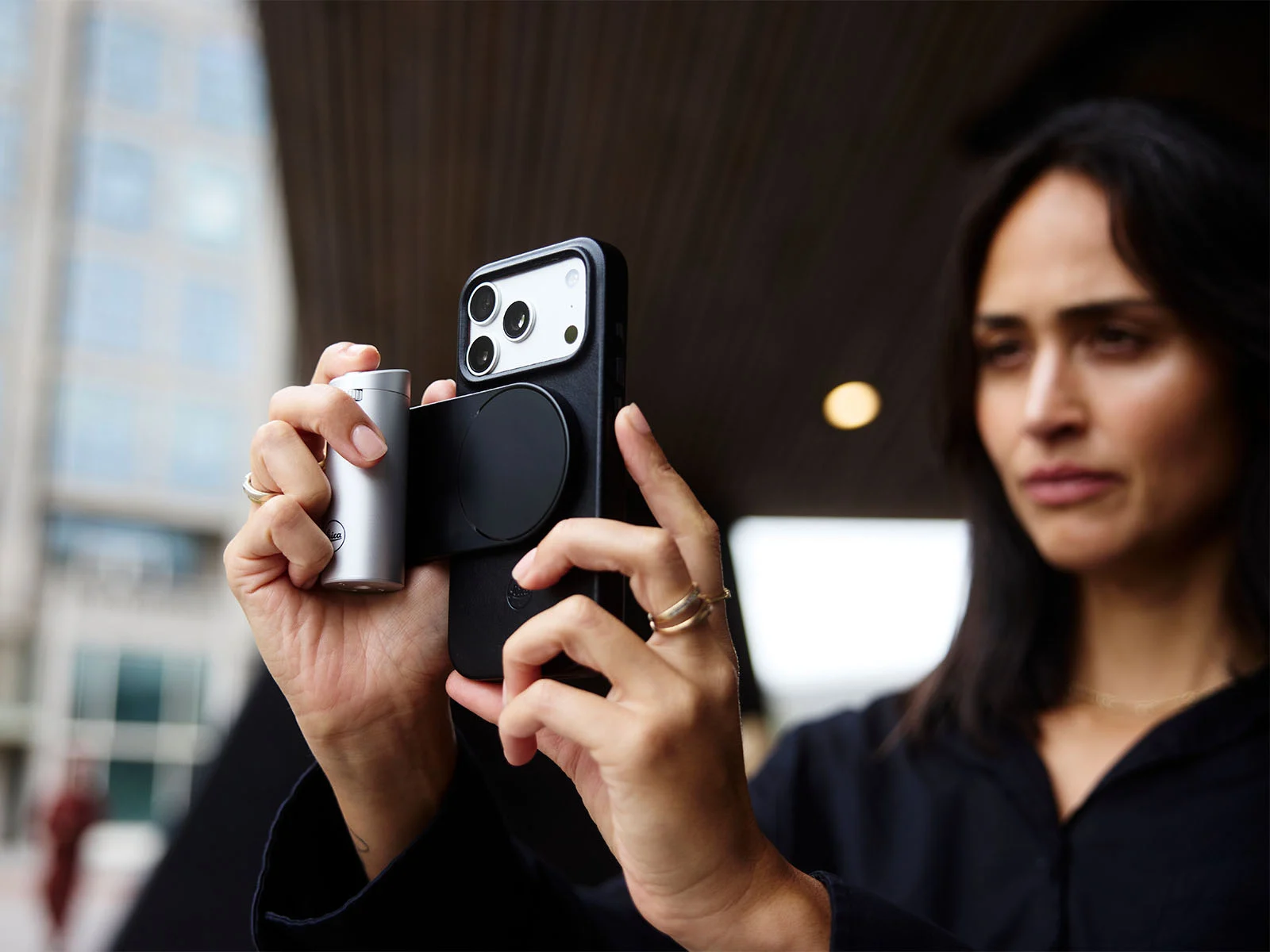 Серебристая рукоятка Leica Lux в комплекте с годовой подпиской Leica Lux Pro