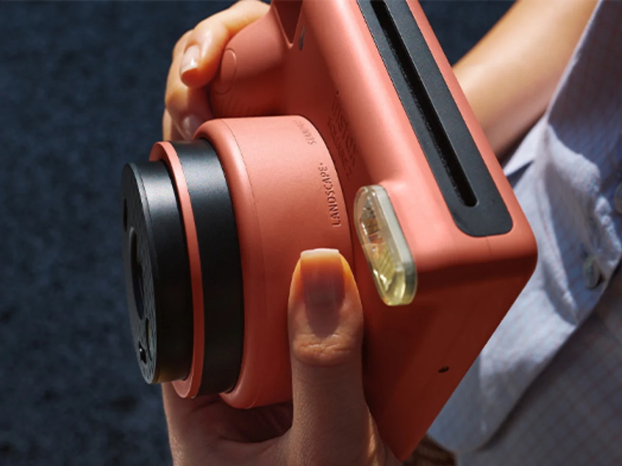 Fujifilm instax SQUARE 2 в руке