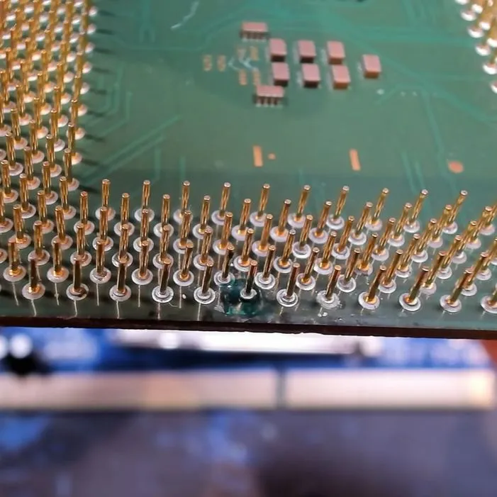 Контактная площадка процессора Pentium III с разрушенным выводом