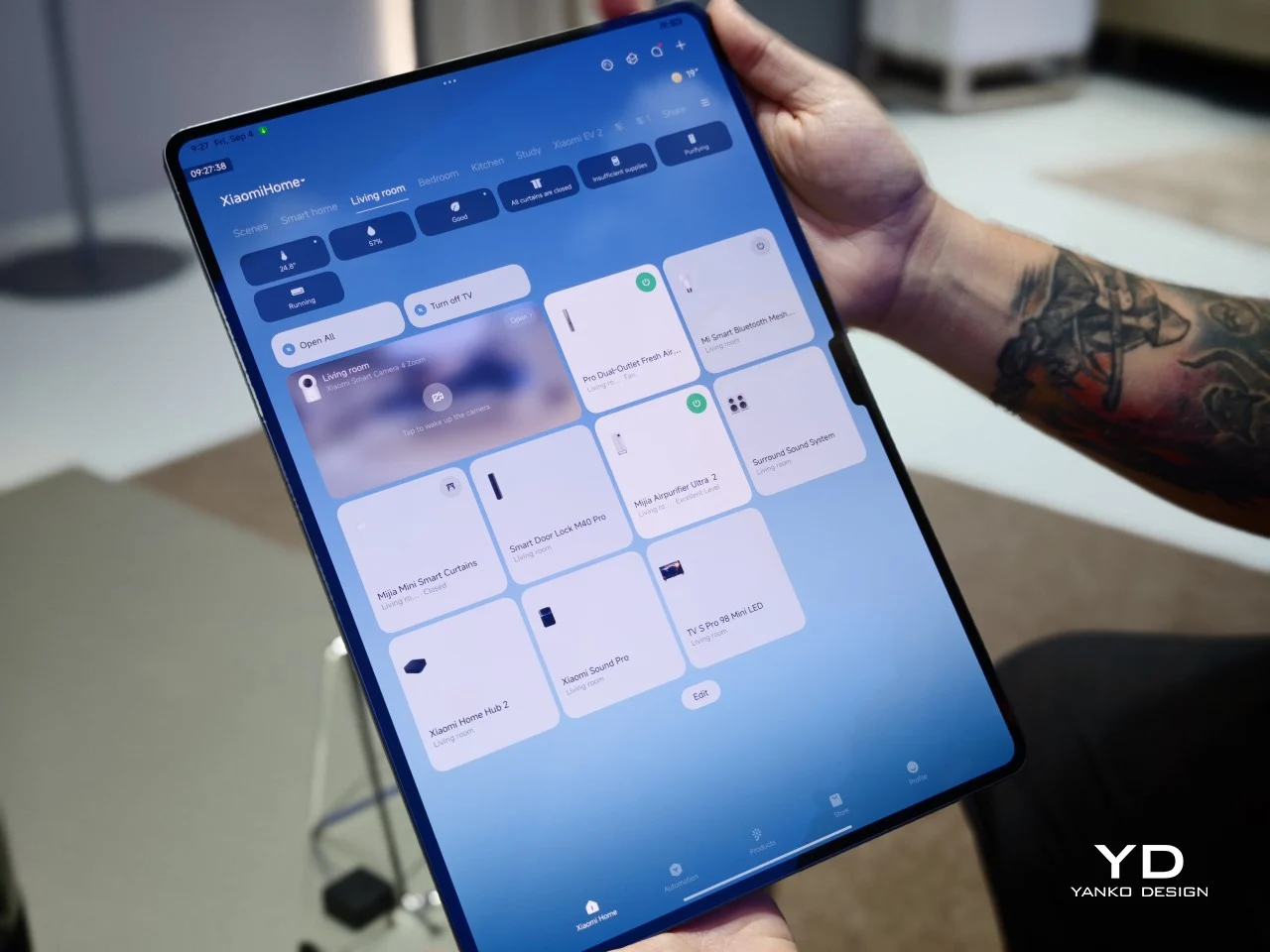 Автомобиль Xiaomi Auto на стенде компании в Берлине
