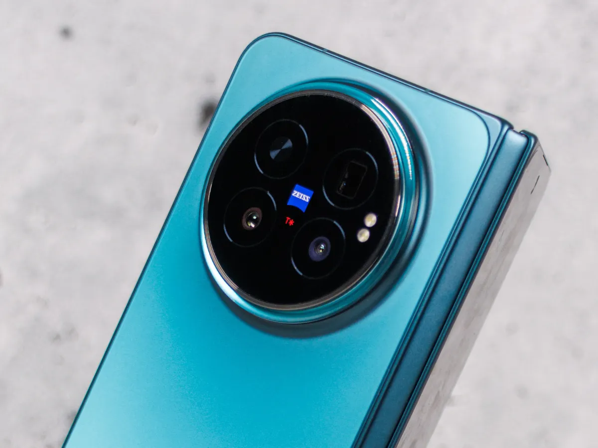 Складной смартфон Vivo X Fold6